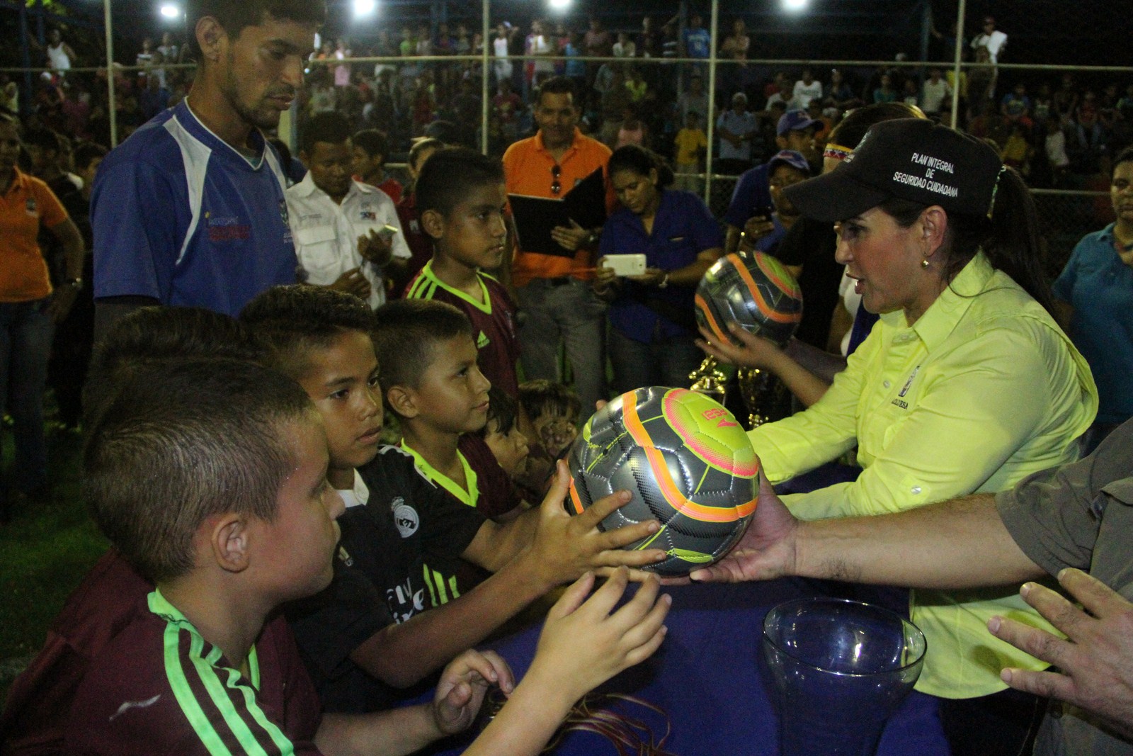 Eveling de Rosales inaugura cancha de Grama Artificial en la Curva de Molina