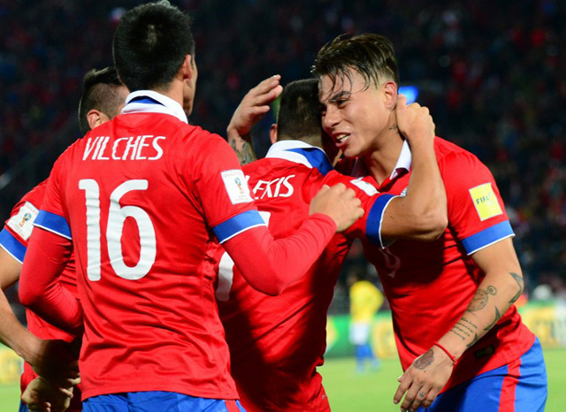 Chile hace historia al ganar 2-0 a Brasil y comenzar con buen pie la clasificatoria