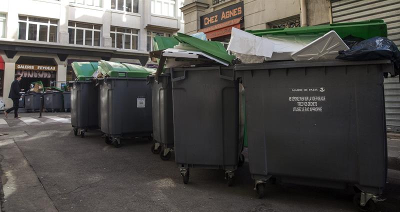 Huelga de barrenderos afecta a París (Fotos)