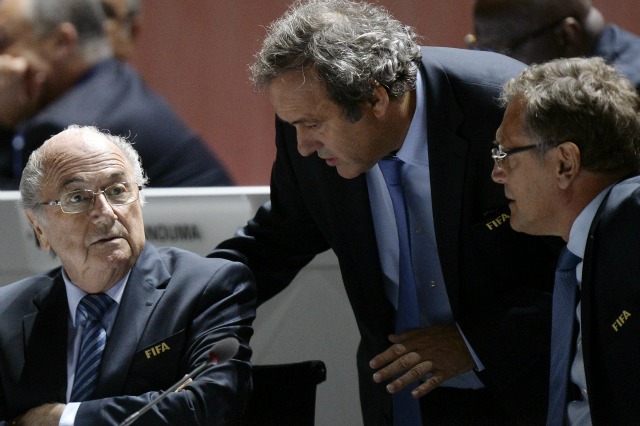 Fotografía de archivo tomada el 29 de mayo de 2015 que muestra al presidente de la FIFA, Josheph Blatter (izda), el presidente de la UEFA, Michel Platini (centro), y el secretario general de la FIFA, Jerome Valcke (dcha), durante el 65 congreso de la FIFA en Zúrich (Suiza). El Comité de Ética de la FIFA ha suspendido provisionalmente durante 90 días al presidente Joseph Blatter, al vicepresidente y máximo mandatario de la UEFA Michel Platini y al secretario general Jerome Valcke, según un comunicado emitido hoy por el organismo. EFE/Walter Bieri