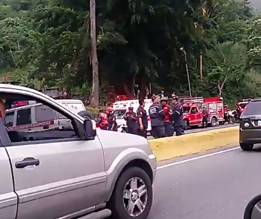 Dos muertos tras choque de carro contra defensa en la ARC