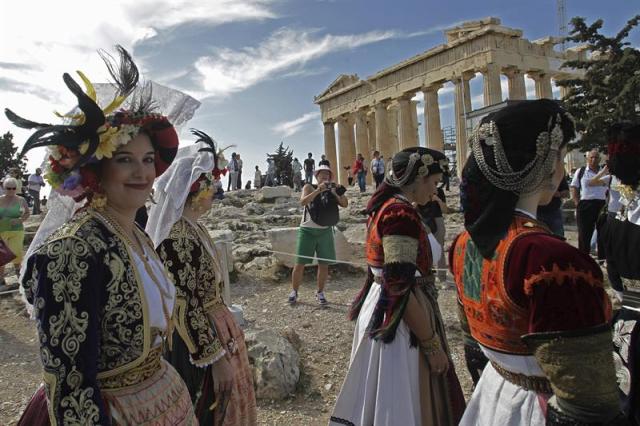 Ceremonia de conmemoración del 71 aniversario de la liberación de Atenas de la ocupación nazi en la Acrópolis en Atenas (Grecia) hoy, 12 de octubre de 2015. EFE/Alexandros Vlachos