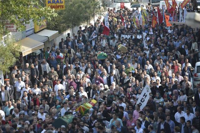 Varias personas asisten al funeral de una de las víctimas del doble atentado perpetrado el 10 de octubre en Ankara, en Estambul, Turquía, el 12 de octubre del 2015. La policía turca ha centrado en el entorno yihadista, con una lista de dieciséis personas, sus investigaciones sobre la autoría del atentado del pasado sábado en Ankara que causó la muerte de al menos 97 personas, incluidos los dos supuestos atacantes suicidas, informa hoy el diario Hürriyet. EFE/Deniz Toprak