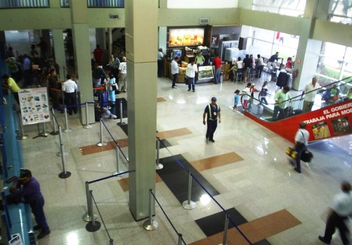 En el aeropuerto Santiago Mariño, el aire acondicionado brilla por su ausencia