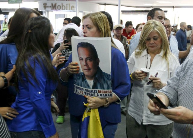 Seguidores de Rosales lo esperaron en el aeropuerto La Chinita (Foto Reuters)