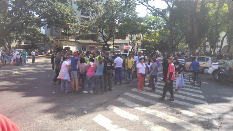 Protestan en la avenida Roosevelt porque no llegó camión de comida