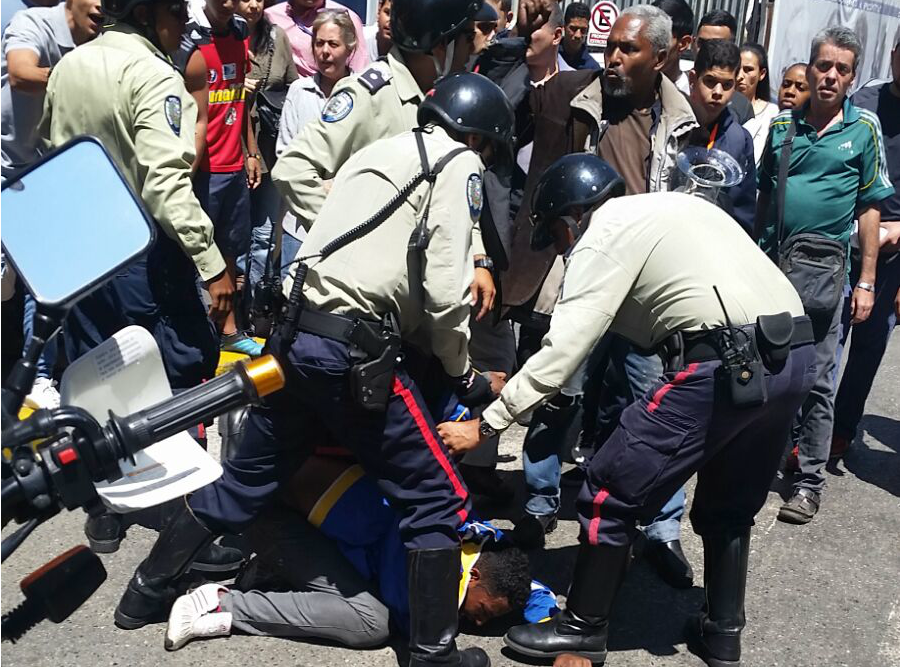 ¡Cansados de la inseguridad! A este delincuente casi lo linchan en Chacao (Fotos)