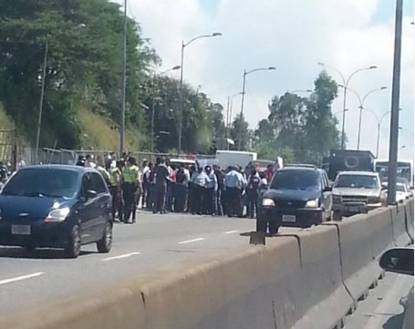 Estudiantes de la Unefa protestaron en la Panamericana para exigir seguridad