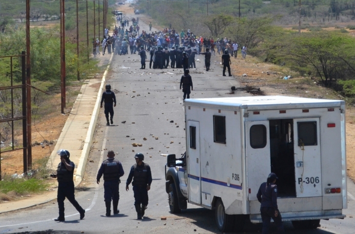 A piedras y bombas caseras se enfrentaron estudiantes contra Polifalcón