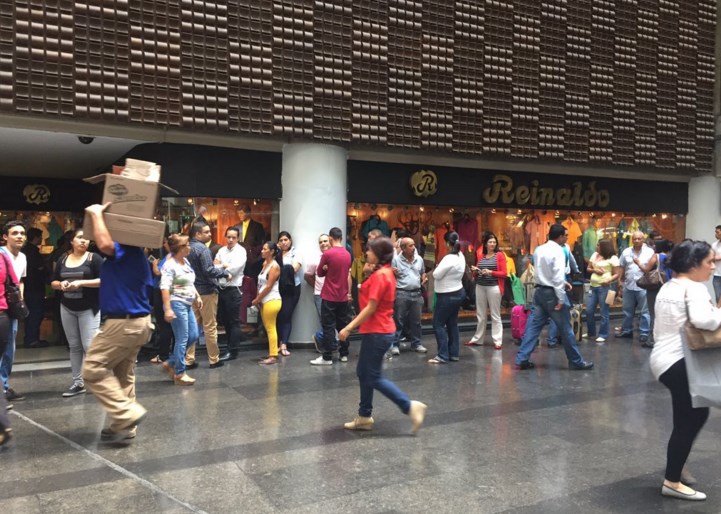 ¿Reinaldazo? Precios justos en tienda de caballeros desataron largas colas en CC Lido (Fotos)