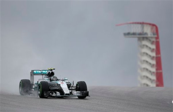 El piloto de Mercedes, Nico Rosberg, maneja en una práctica del GP de Estados Unidos el viernes, 23 de octubre de 2015, en Austin, Texas. (AP Photo/John Locher)