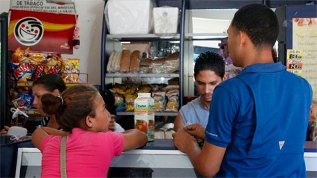 Precios de agua mineral y jugos pasteurizados aumentan semanalmente