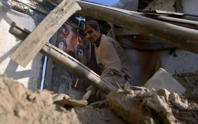 JBD10 JALALABAD (AFGANISTÁN) 26/10/2015.- Un hombre retira los escombros de su casa de Kabul, Afganistán hoy 26 de octubre de 2015 tras el terremoto de 7,7 grados en la escala Ritcher registrado en el noreste del país. Al menos 23 personas murieron y alrededor de 200 resultaron heridas por el terremoto que hoy sacudió el noreste del país asiático, informaron a Efe fuentes oficiales. La mayoría de los muertos registrados hasta el momento se concentran en las provincias de Takhar y Nangarhar, donde fallecieron 12 y 8 personas, respectivamente, según fuentes gubernamentales y policiales de las regiones afectadas. EFE/Hedayatullah Amid