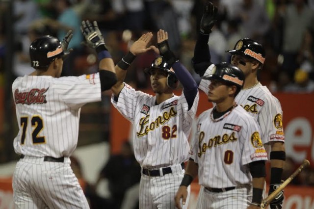 Leones arrollaron al Magallanes 9 por 2 en el primer duelo de la temporada (Fotos)