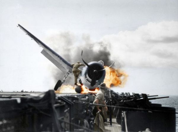 Foto:  Aterrizaje forzoso de un caza F6F-3 Hellcat en la cubierta del USS Enterprise, 1943 / gizmodo.com