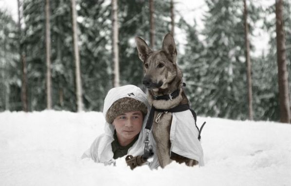 Foto: Chico y su perro en la escuela canina Hämeenlinna, Finlandia, durante la Segunda Guerra Mundial  / gizmodo.com