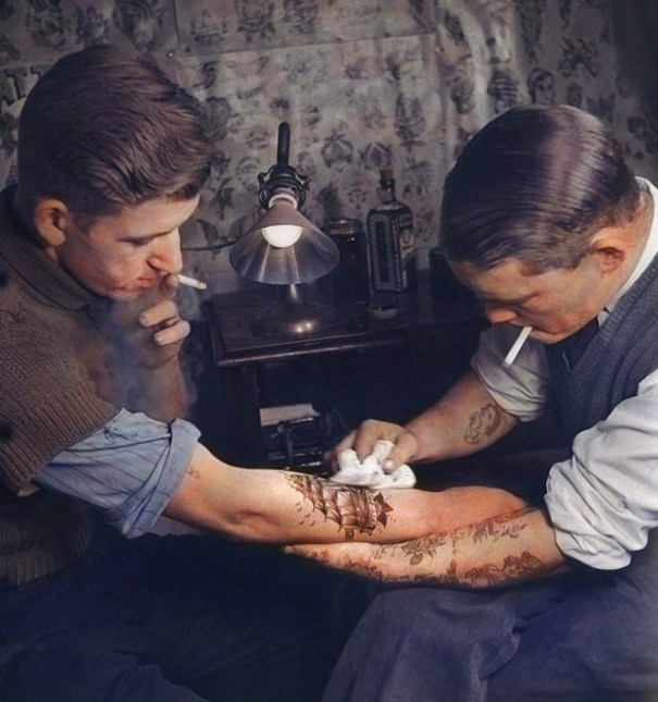 Foto: Puesto de tatuajes, 1920  / gizmodo.com