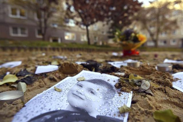 Una fotografía del pequeño Elíes aparece en un parque en Potsdam (Alemania) hoy, 2 de noviembre de 2015. El presunto autor de la muerte de Mohamed, el refugiado bosnio de cuatro años desaparecido el pasado 1 de octubre en Berlín, reconoció haber abusado sexualmente del menor y haberlo estrangulado, así como de haber secuestrado y matado a Elías, de seis años. El hombre, de 32 años, fue detenido el jueves en Jüterbog, después de que su madre lo reconociera en las imágenes, hablara con su hijo y llamara a la policía. Según informaron el jueves la policía y la fiscalía, el hombre confesó los hechos y el cadáver del niño bosnio fue hallado en un maletero de su coche, medio cubierto de arenilla para gato. EFE/Ralf hirschberger
