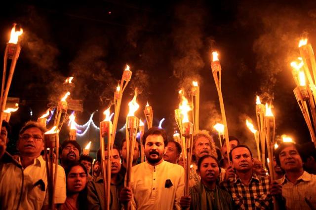 Activistas, escritores y miembros de Ganajagaran Mancha gritan consignas mientras participan en una protesta por los violetos ataques contra varios editores y blogueros el pasado sábado en Dacca (Bangladesh) hoy, 2 de noviembre de 2015. El pasado sábado, un grupo de individuos no identificados atacaron armados con machetes varias editoriales laicas acabando con la vida del bloguero y publicista Faisal Arefin Dipan y dejando a varios heridos. Cuatro blogueros seculares han sido asesinados en Bangladesh en lo que va de año, supuestamente a manos de bandas islamistas radicales armadas. Ganajagaran Mancha es una plataforma de protesta que pide la pena de muerte para aquellos condenados por crímenes contra la humanidad en relación con la Guerra de Independecia de 1971.EFE/Abir Abdullah