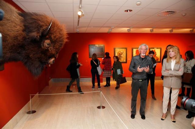 La baronesa baronesa Thyssen, Tita Cervera, y Miguel Ángel Blanco, comisario de la muestra "La ilusión del Lejano Oeste", durante la presentación hoy en el Museo Thyssen-Bornemisza de la exposición que propone, por primera vez en España, seguir los pasos de los artistas que en el siglo XIX se adentraron en los territorios del Oeste norteamericano. EFE/Sergio Barrenechea