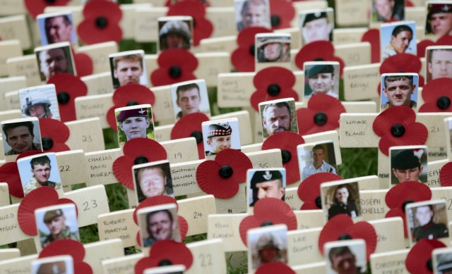 Las cruces que conmemoran Las bajas de la Royal British Legion de Afganistán se ven en el campo de la Memoria fuera Abadía de Westminster en Londres, Reino Unido 05 de noviembre de 2015. REUTERS / Suzanne Plunkett