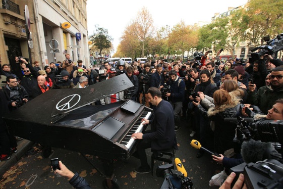 ¡Conmovedor! Pianista alemán interpreta “Imagine” para honrar a víctimas de París (Video)