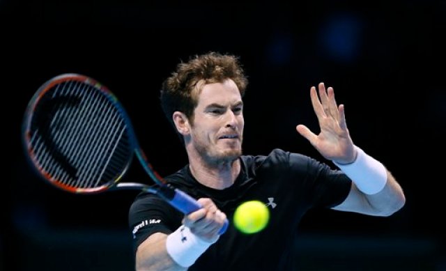 Andy Murray en acción ante David Ferrer, a quien derrotó en sets corridos en la Copa Masters de Londres el 16 de noviembre del 2015. (AP Photo/Kirsty Wigglesworth)