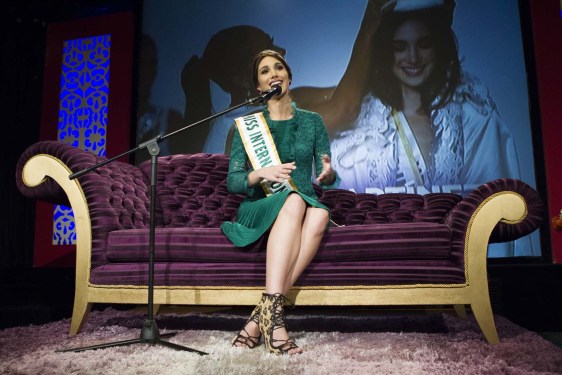 CAR07. CARACAS (VENEZUELA), 18/11/2015.- La ganadora del concurso de belleza Miss International 2015, la venezolana Edymar Martínez, habla durante una rueda de prensa hoy, miércoles 18 de noviembre de 2015, en Caracas (Venezuela). Martínez recibió el título el pasado 5 de noviembre en Tokio, Japón. EFE/Manaure Quintero