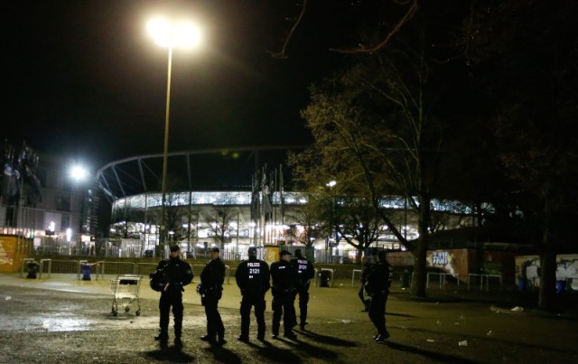 Agentes fuertemente armados desplegados afuera del estadio Hannover Soccer Arena, después de que el partido entre Holanda y Alemania fuera cancelado por la policí­a debido a razones de seguridad, en Hannover, Alemania, 17 de noviembre de 2015. Un grupo de varios atacantes planeaba hacer estallar varios explosivos en un estadio de fútbol de Hannover durante el suspendido partido amistoso que iban a disputar el martes las selecciones de Alemania y Holanda, informó el diario Bild. REUTERS/Morris Mac Matzen