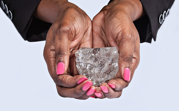 Hallan un diamante del tamaño de una pelota de tenis (fotos)