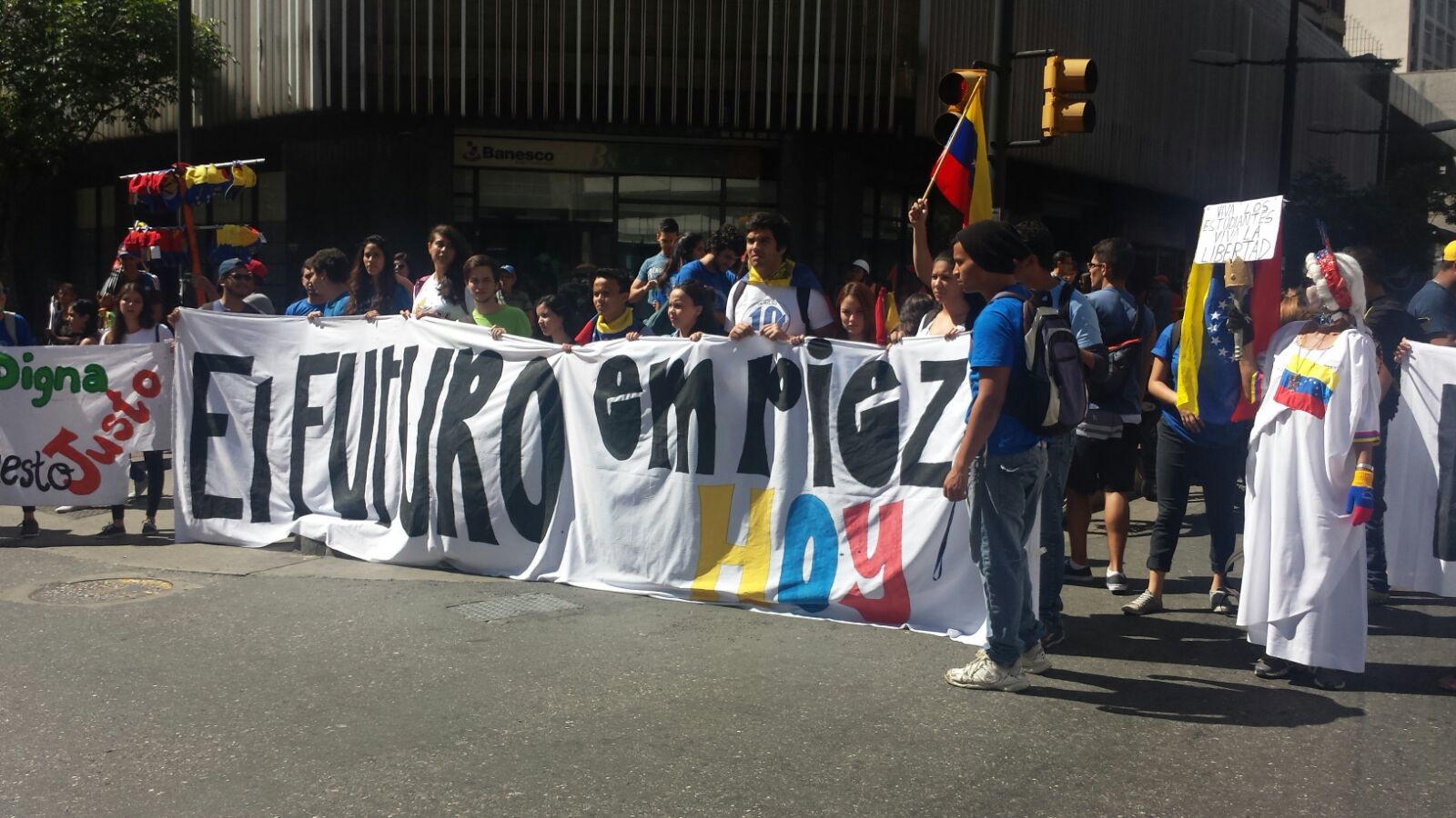 Estudiantes universitarios marchan para exigir cambios en el país