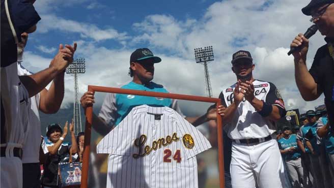 Leones del Caracas retiran número de Henry Blanco