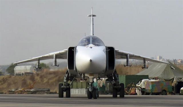 otografía tomada el 2 de octubre de 2015 y facilitada por el Ministerio de Defensa ruso hoy, 24 de noviembre de 2015, que muestra un bombardero Su-24 en la base aérea de Hmeymim (Siria). Un cazabombardero ruso Su-24 fue derribado hoy en Siria, informó hoy el Ministerio ruso de Defensa, poco después de que Turquía anunciara que había abatido un avión militar que había violado su espacio aéreo. 