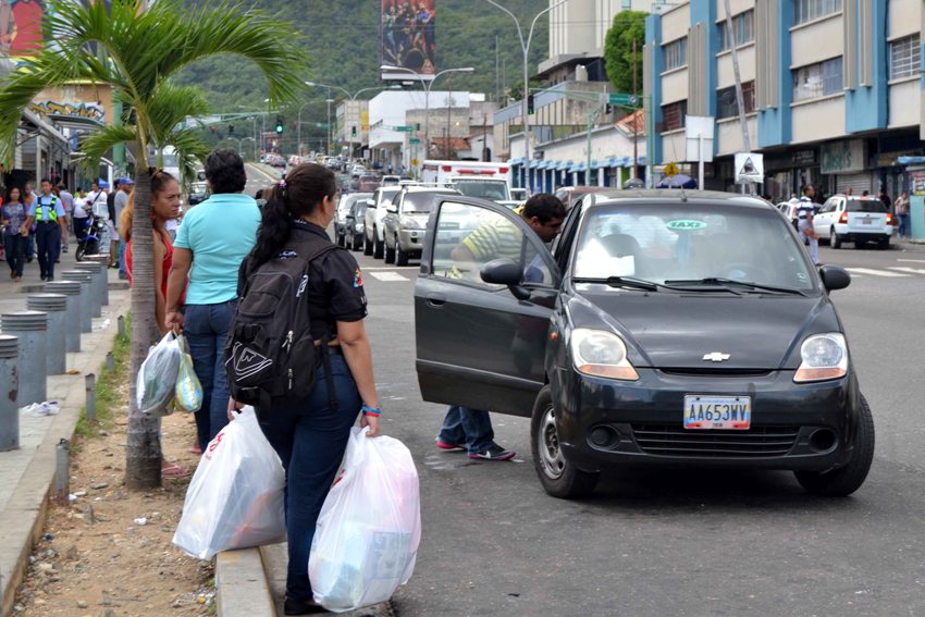 Precios de carreras en taxi espantan a clientes