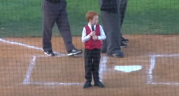 ¡Pobre! Le dio un ataque de hipo cuando interpretaba el himno en un estadio (Video)