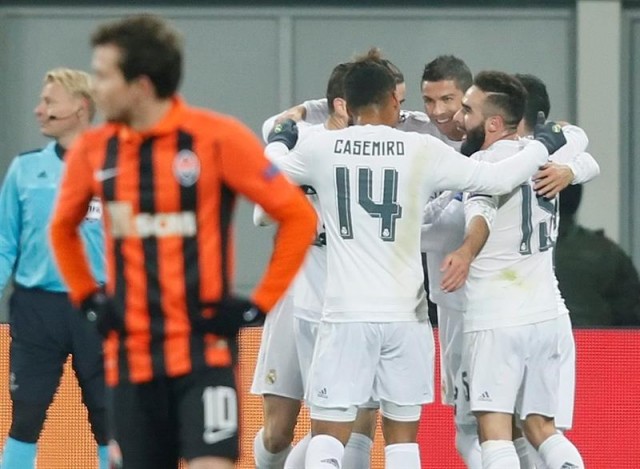 El delantero portugués del Real Madrid, Cristiano Ronaldo (2d), celebra con sus compañeros el primer gol conseguido ante el Shakhtar Donetsk durante el partido del grupo A de la Liga de Campeones disputado en el Arena de Lviv, Ucrania. EFE/Sergey Dolzhenko