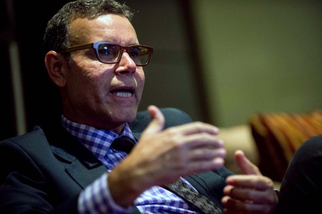 Venezuelan economist and President of Datanalisis, Luis Vicente Leon, speaks during an interview with the AFP in Caracas, on November 10, 2015.  About 35% to 40% of Venezuelans are "independent" but not necessarily apathetic, according to the polling firm Datanalisis.  AFP PHOTO/FEDERICO PARRA / AFP / FEDERICO PARRA