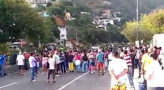 ¡Los engañaron otra vez! Maduro prometió un Mega Mercal a la gente de Vargas y no cumplió (Video)