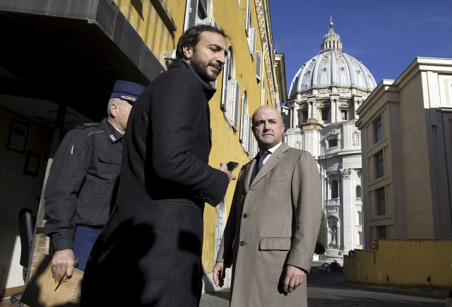 Los periodistas Gianluigi Nuzzi (derecha) y Emiliano Fittipaldi, llegan al Vaticano, 24 de noviembre de 2015. Cinco personas, incluidos dos reporteros italianos, fueron sometidos a juicio el martes en el Vaticano, ante la ira de los grupos de derechos humanos, por cargos relacionados con la publicación de dos libros en los que la Santa Sede aparece afectada por la mala gestión y la corrupción. REUTERS/Alessandro Bianchi