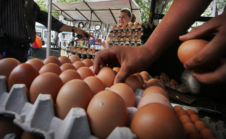 Se necesita un salario mínimo integral para comprar un cartón de huevos