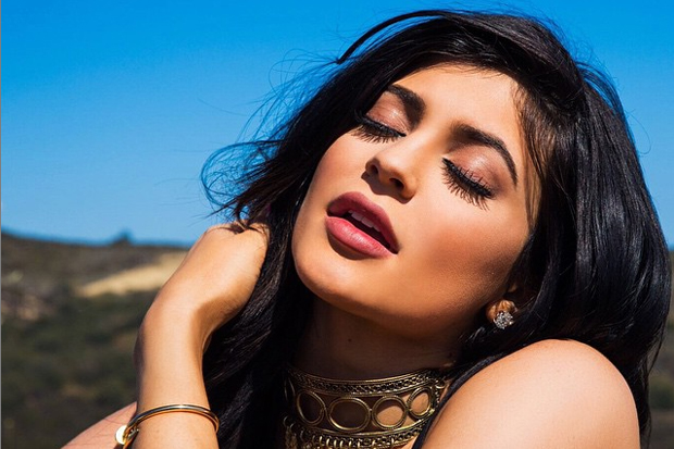 ¡De infarto! Kylie Jenner sigue los pasos de Kim, usando micro vestidos que le marcan TODO