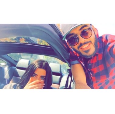 Omar Borkan Al Gala y esposa2