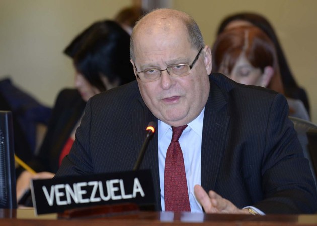 SHM20. WASHINGTON, DC (EEUU), 01/12/2015.- Fotografía cedida por la OEA del embajador venezolano Bernardo Álvarez durante una sesión ante el Consejo Permanente de la OEA hoy, martes 1 de diciembre de 2015, en Washington (EE.UU.). Venezuela afirmó hoy que al secretario general de la OEA, Luis Almagro, perdió "toda legitimidad" para actuar en las elecciones venezolanas por estar "totalmente parcializado" y ser parte de campañas contra el chavismo. "No es casual que después de que no aceptamos la misión electoral de la OEA, Almagro publicara una carta de 18 páginas y mal redactada que no fue escrita para la OEA sino para seguir la campaña internacional que se orquesta para desestabilizar al Gobierno de Venezuela", afirmó Álvarez, ante el Consejo Permanente del organismo, en el que no estuvo Almagro. EFE/Juan Manuel Herrera/OEA/SOLO USO EDITORIAL/NO VENTAS