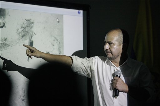 Ernesto Montenegro, director del Instituto de Antropología e Historia colombiano, muestra a la prensa una foto de los restos del galeón español San José en conferencia de prensa, Colombia, sábado 5 de diciembbre de 2015. El presidente Juan Manuel Santos anunció el descubrimiento del San José, hundido en el siglo XVIII en el Caribe. Su cargamento de oro fue valuado por expertos en unos 10.000 millones de dólares.  (AP Photo/ Pedro Mendoza)