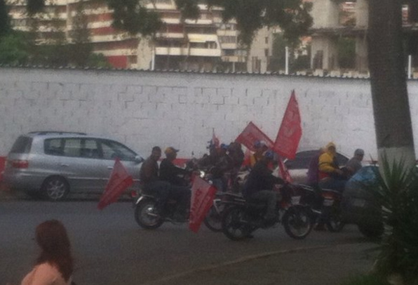 Presencia de motorizados del Psuv en centro electoral de Montalbán