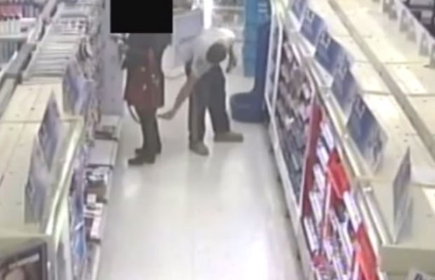 Graban a sadiquín tomando fotos a mujeres en un supermercado