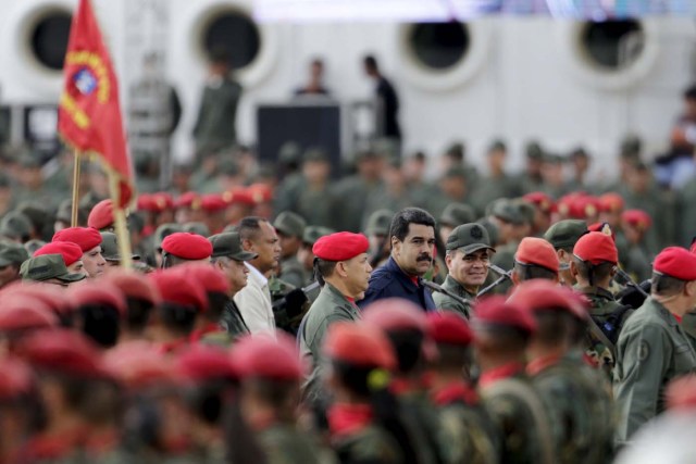 Venezuela's President Nicolas Maduro (C) attends a military parade in Caracas, December 12, 2015. REUTERS/Marco Bello FOR EDITORIAL USE ONLY. NO RESALES. NO ARCHIVE.