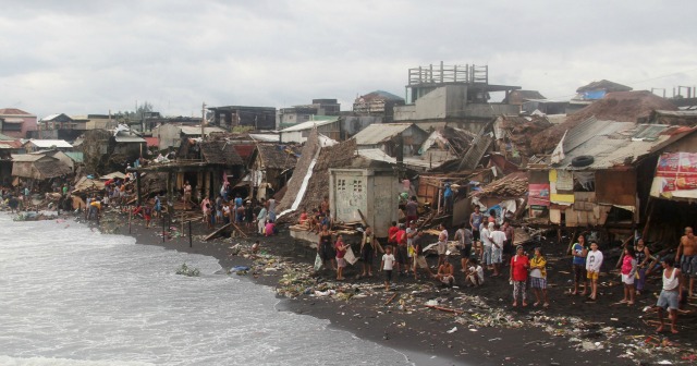 Una vista de un pueblo Pigcale costera después de ser golpeado por el tifón Melor, en la ciudad de Legazpi, provincia de Albay en Filipinas 15 de diciembre de 2015. Las áreas anchas de las Filipinas centrales se sumió en la oscuridad el martes tan poderoso tifón Melor cañón en el coco crecimiento región, causando inundaciones, marejadas y obligando a casi 800.000 personas a evacuar sus hogares, dijeron las autoridades. REUTERS / Rhaydz Barcia