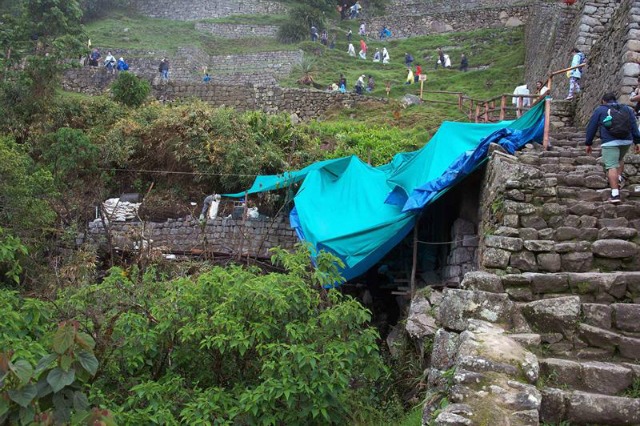  trabajos, cubiertos con un toldo, de la vía de salida de la ciudadela inca de Machu Picchu en Cuzco (Perú). La vía será presentada a una misión de la Unesco que visitará el país en enero del próximo año, informó hoy el Ministerio de Cultura. La Dirección Desconcentrada de Cultura de Cusco señaló en un comunicado que esta vía se está habilitando "cumpliendo las recomendaciones" de la Unesco y su objetivo es descongestionar el acceso y salida de visitantes al famoso sitio arqueológico, que actualmente se hacen por el mismo punto. EFE/