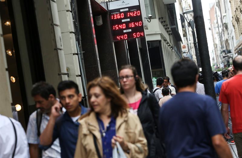 Moneda argentina recorta devaluación y cerró en 13,60 pesos por dólar